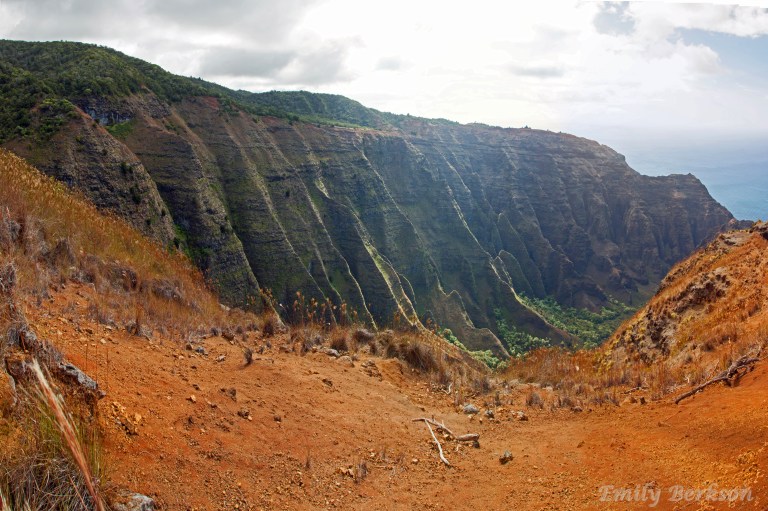 Although the level ground extends past the viewing areas, it is dangerously crumbly and could send you falling into the valley with one wrong step.