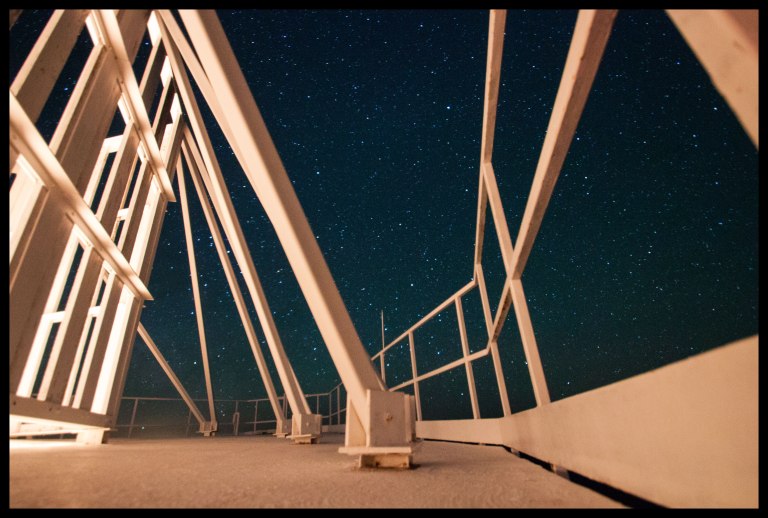 Struts that can act as a windscreen for the heliostats, if needed.